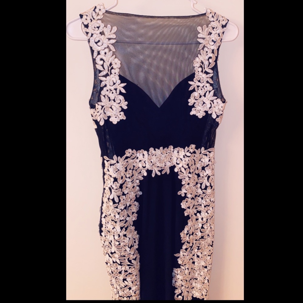 Betsy & Adam Lace Mesh-Inset Gown - image 3